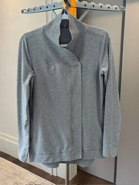 Lululemon Heather Grey Belle Wrap Jacket. Size 6.